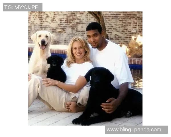 悼念托尼帕克父亲邓肯大卫罗宾逊与前妻齐聚送别